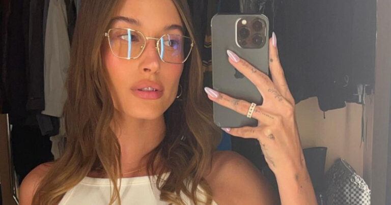 Vrouw van Justin Bieber deelt bikinifoto’s maar krijgt kritiek: “En waarom poseer je halfnaakt?”