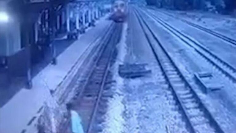 OMG. Man redt slechthorende vrouw van aanstormende trein (video)