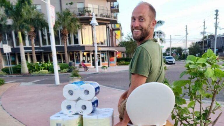 HUH. Man gebruikt géén toiletpapier maar plant: «De bladeren zijn superzacht»
