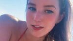 Influencer aangesproken op strand terwijl ze in bikini streamt: «Je ziet eruit als een prostituee!» (video)