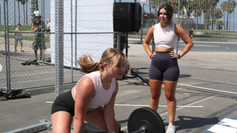 Ongeduldige sportster onderbreekt TikTokster in de fitness: «Kan je even van dat toestel af?» (video)
