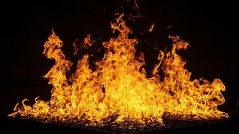 WUT. Huisbaas zet eigen flat in lichterlaaie op de tonen van ‘We Didn’t Start The Fire’