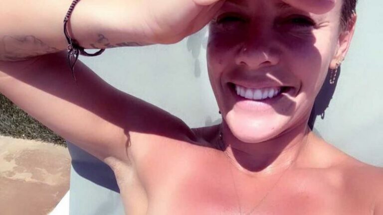 Pink lokt heel wat reacties uit met foto: «Ja, ze is poedelnaakt. En dan?!»