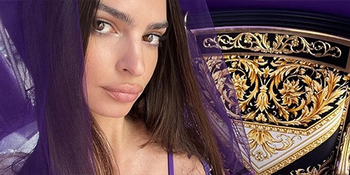 Emily Ratajkowski geniet in bikini onder de douche: “Pas op, je breekt het internet!” (foto’s)