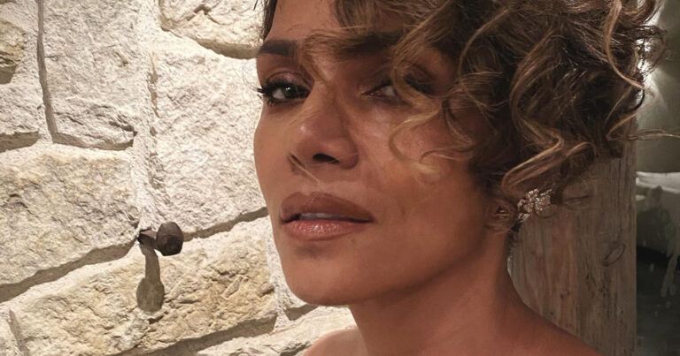 Halle Berry poseert in gouden bikini: “Je bent altijd mooi en sexy!” (foto)