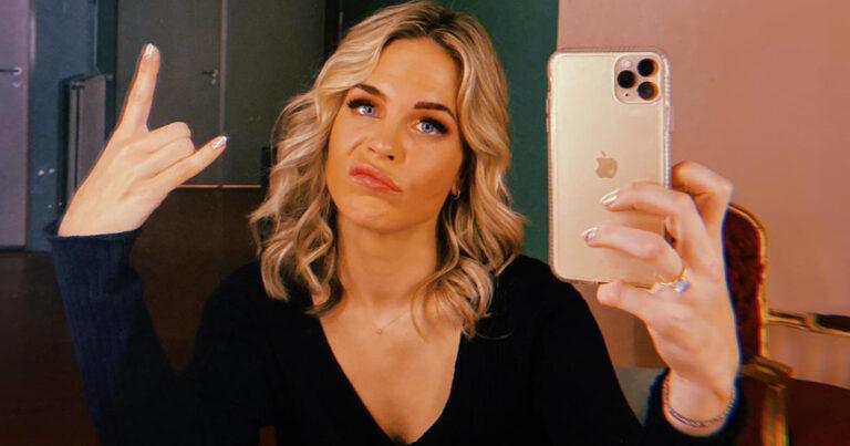 Klaasje (ex-K3) geniet in bikini: “Die sixpack staat je goed!” (foto)