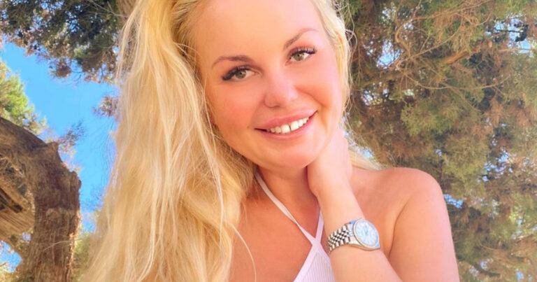 Lesley-Ann Poppe poseert in outfit met diepe decolleté: “Je ziet er stralend uit!” (foto)