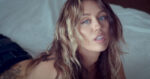 Miley Cyrus halfnaakt in nieuwste clip. Fans lovend: “Een meesterwerk!” (video)