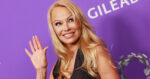 ‘Baywatch’-ster Pamela Anderson poseert in geel badpak op strand: “Adembenemend!” (video)