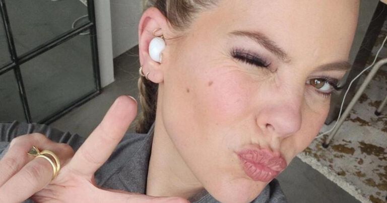 Eline De Munck feest in strakke outfit: “Knappe dame!” (video)