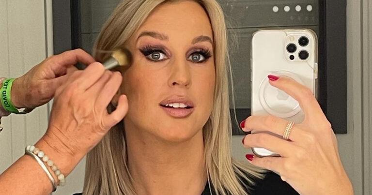 Kat Kerkhofs poseert in strak pak: “Wat een figuur!” (foto)