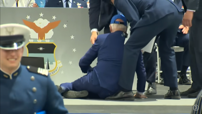 Biden valt over zandzakje tijdens diploma-uitreiking: bekijk de beelden