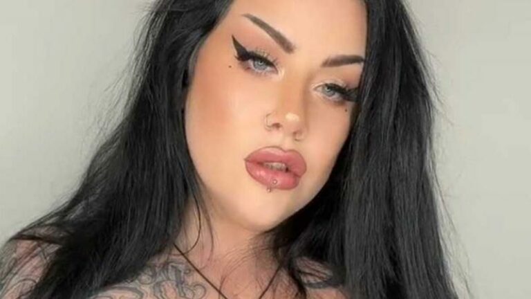 Influencer gevraagd om opvallende tatoeage op borsten te bedekken, maar haar antwoord is duidelijk… (video)