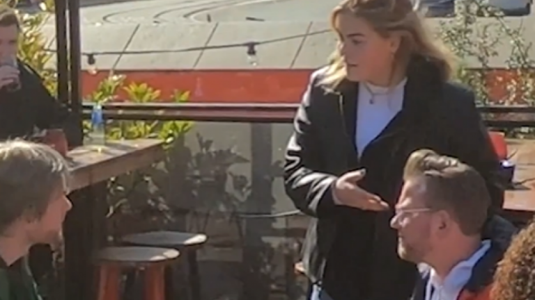Gravin Eloïse van Oranje komt tussen in racistisch gesprek: «Doe even normaal» (video)