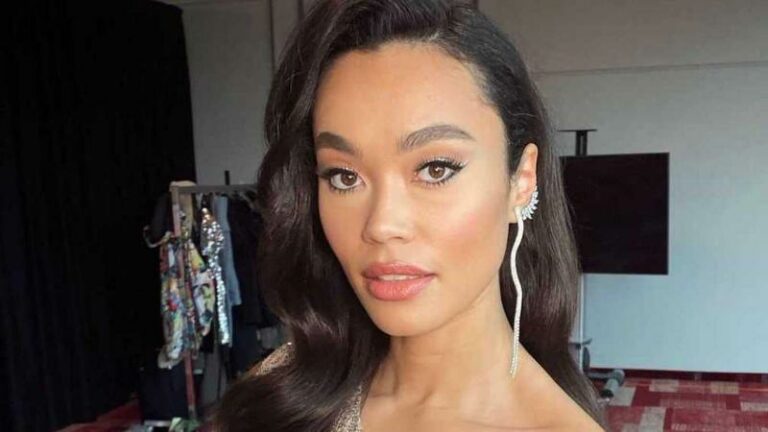 ‘Mooiste vrouw van Nederland’ poseert in doorzichtige lingerie: «Alsof het al niet warm genoeg is…» (foto)
