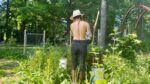 Influencer tuiniert het liefst halfnaakt: «Ik voel me zo veel dichter bij de natuur» (video)