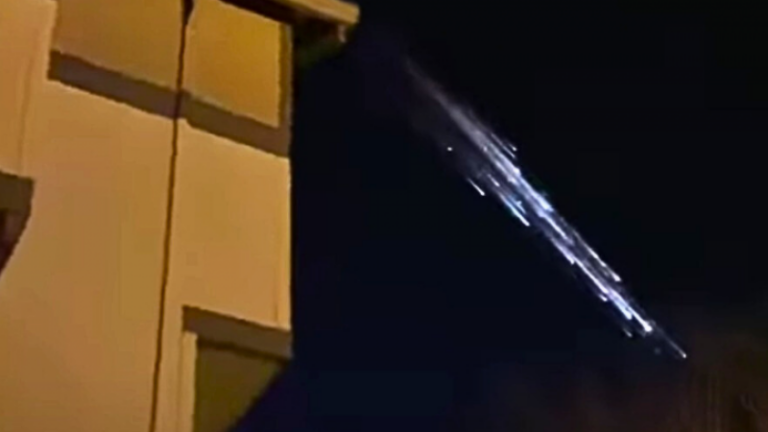 Man gelooft zijn ogen niet wanneer hij raket Elon Musk uit elkaar ziet vallen (video)