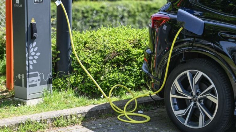 Elektrische auto is gemiddeld even duur als brandstofwagen, maar er is één cruciaal verschil (video)