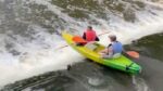 Kajakkers trotseren waterval, maar dan loopt het HILARISCH mis voor één van hen (video)