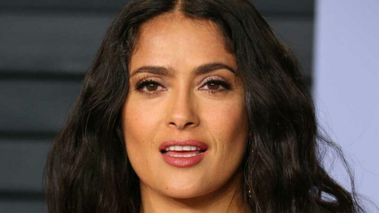 Salma Hayek (56) verbaast volgers in bikini: «Nog steeds even mooi!» (foto)