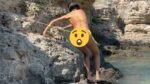 OH NEE! Influencer klimt op rotsen, maar haar bikini blijft hangen en komt los (video)