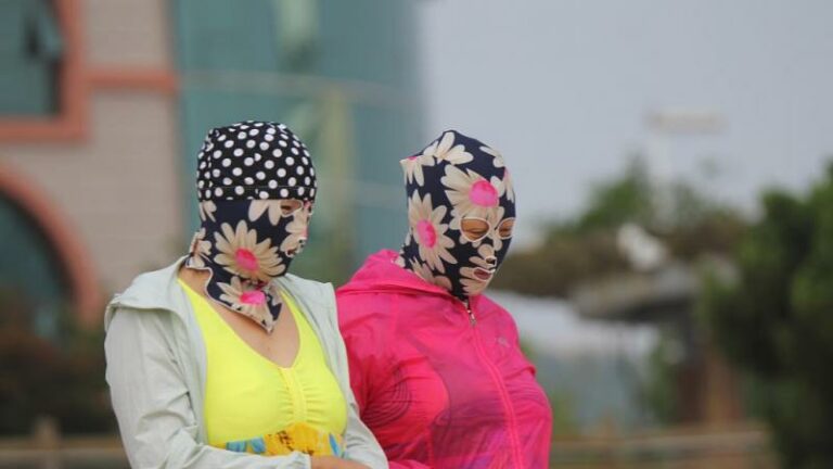 Recordtemperaturen doen bizarre kledingtrend ontstaan in Chinese straatbeeld