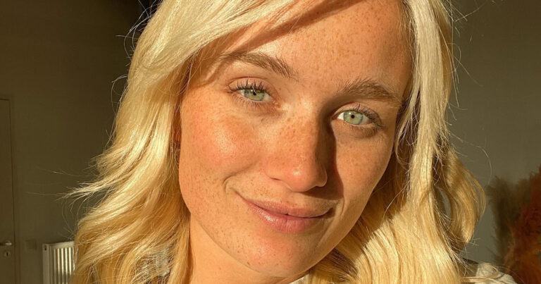 Julie Vermeire poseert in knalroze bikini: “De Margot Robbie van België!” (foto)