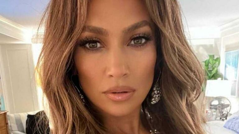 Jennifer Lopez laat in lingerie weinig aan de verbeelding over: «Geen enkele 54-jarige die er zo goed uitziet!» (foto)