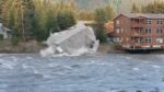 WOW. Kolkende rivier spoelt huis weg bij overstromingen in Alaska (video)