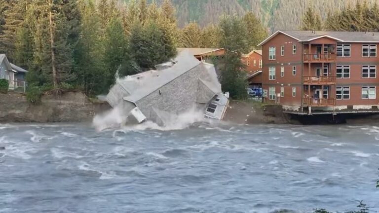 WOW. Kolkende rivier spoelt huis weg bij overstromingen in Alaska (video)