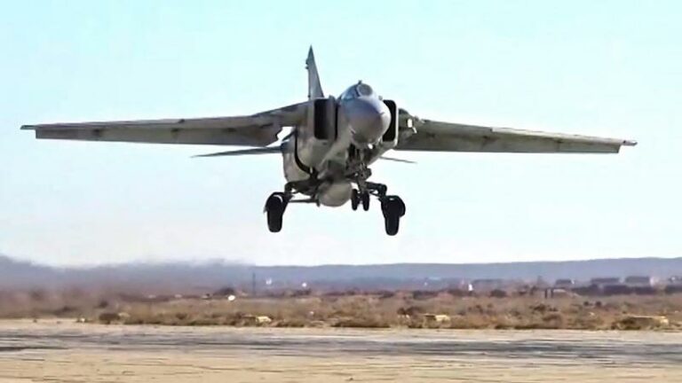 Russische straaljager crasht tijdens vliegshow in VS (video)