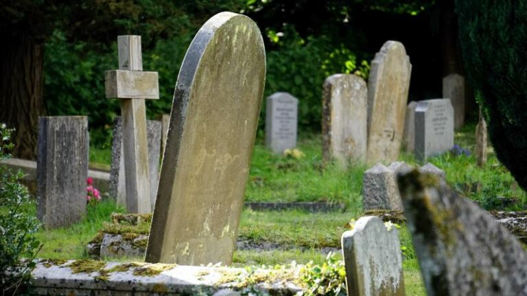 Engelse politie wil hekken rond grafstenen plaatsen om seks op graven tegen te gaan