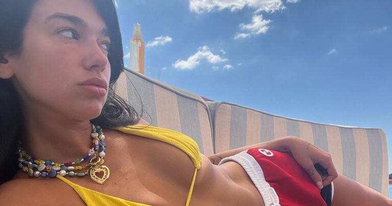 Zangeres Dua Lipa draagt wel érg kleine bikini: “Altijd knap!” (foto’s)
