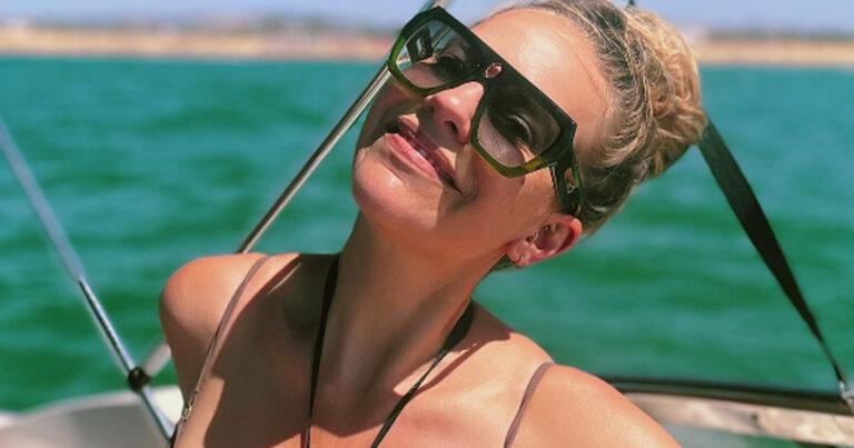 Eline De Munck geniet in badpak van de zon: “Je ziet er goed uit!” (foto’s)