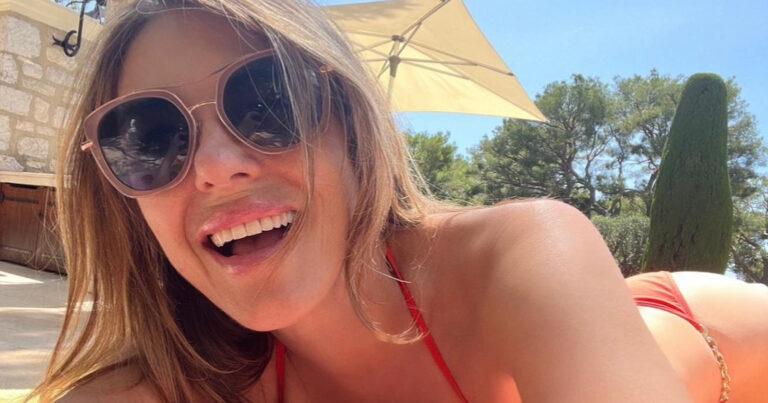 Beroemde actrice geniet in bikini van de zon: “Ze is zo sexy!” (foto’s)