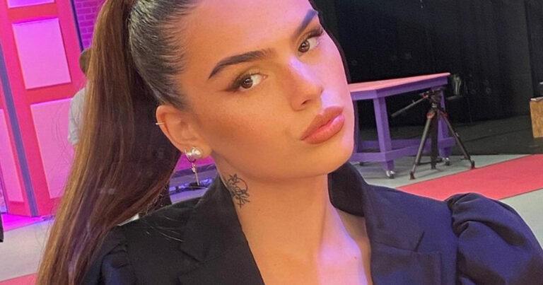 Zangeres Famke Louise poseert in badpak: “Prachtige foto!”
