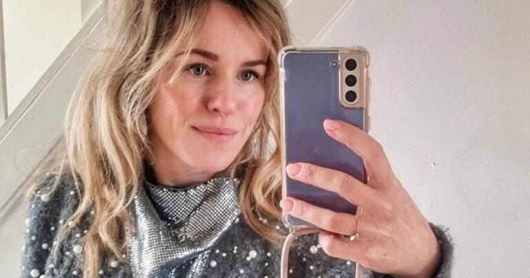 Josje (ex-K3) toont bolle buik in bikini: “Prachtig zwanger!” (foto’s)