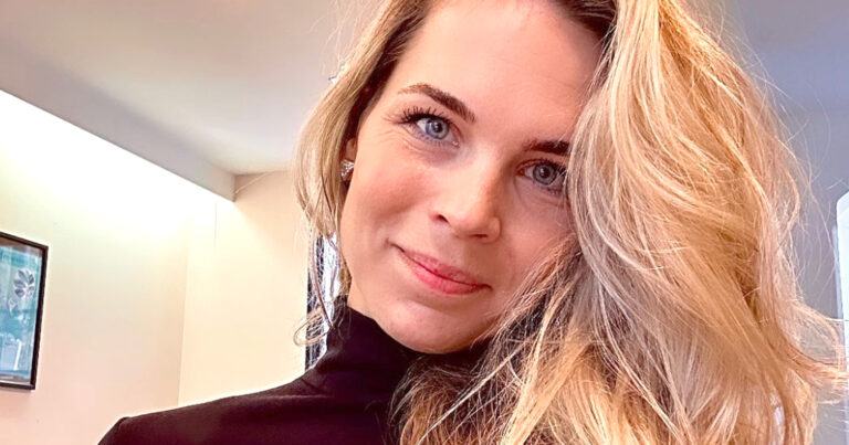 Lenige Klaasje (ex-K3) leeft zich weer uit op het strand: “Heel mooie foto!”