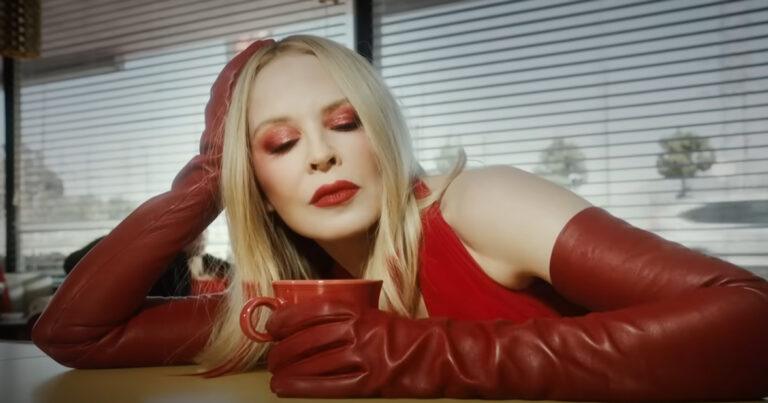 Kylie Minogue straalt in strakke outfit op cover: “Iconisch!” (foto)