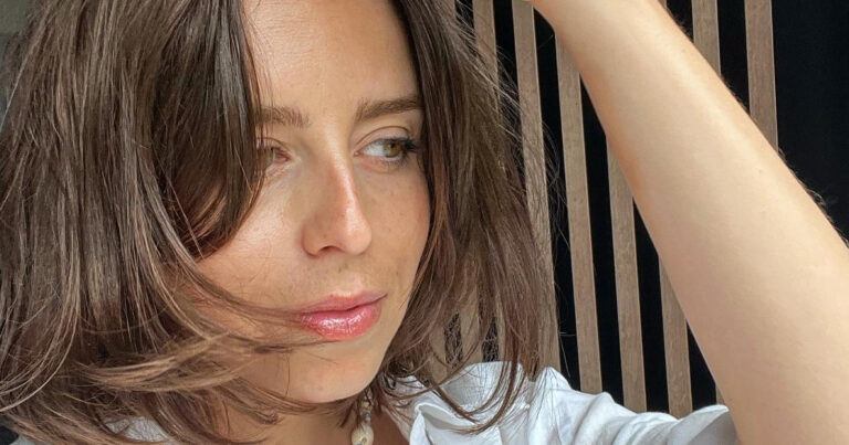 ‘Thuis’-actrice Lynn Van den Broeck geniet in festivaloutfit: “Dat topje is zo mooi!” (foto’s)