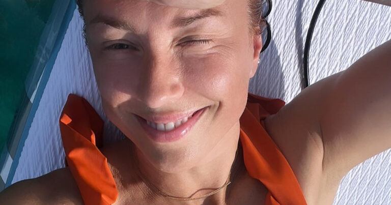Zangeres Natalia ontspant in bikini: “Zeer mooie foto’s!”