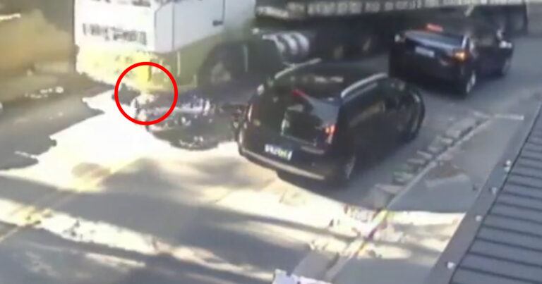 WOW: Motard mag van véél geluk spreken na botsing met wagen (video)
