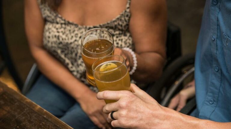 Nu ook bewezen: anderen zien er niet knapper uit als je drinkt