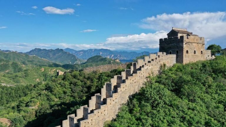 Twee bouwvakkers gearresteerd nadat ze ‘shortcut’ graven in Chinese Muur