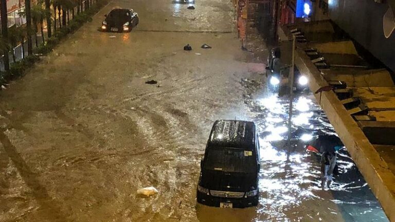 WOW. Zwaarste regenval in 140 jaar teistert Hongkong (video)
