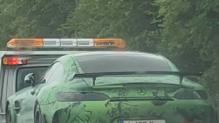 Nummerplaat gewijd aan superheld blijft niet onopgemerkt op Belgische wegen: “Schitterend!”