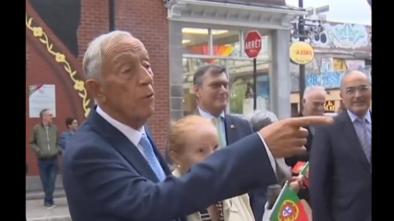 Portugese president onder vuur na seksistische en fatshamende opmerkingen: “Kijk naar haar decolleté!” (video)