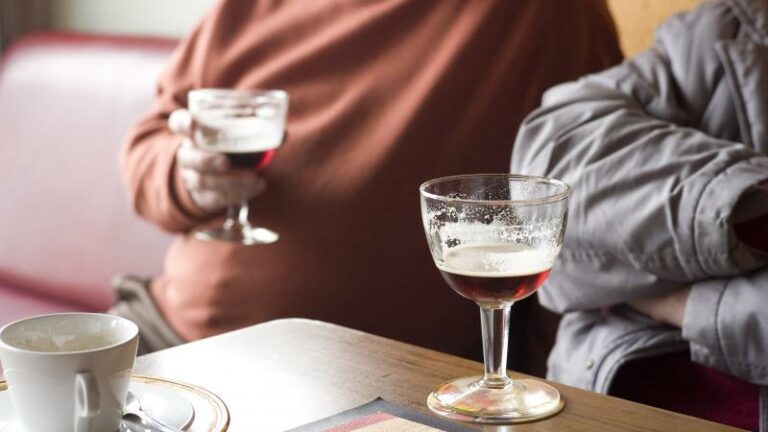 ZOVEEL cafés verdwijnen er elke dag in Vlaanderen: «Mensen vinden cafés duur geworden»