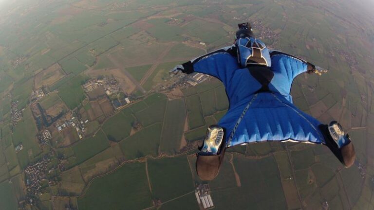 GRUWELIJK. Skydiver onthoofd door vliegtuigvleugel na sprong