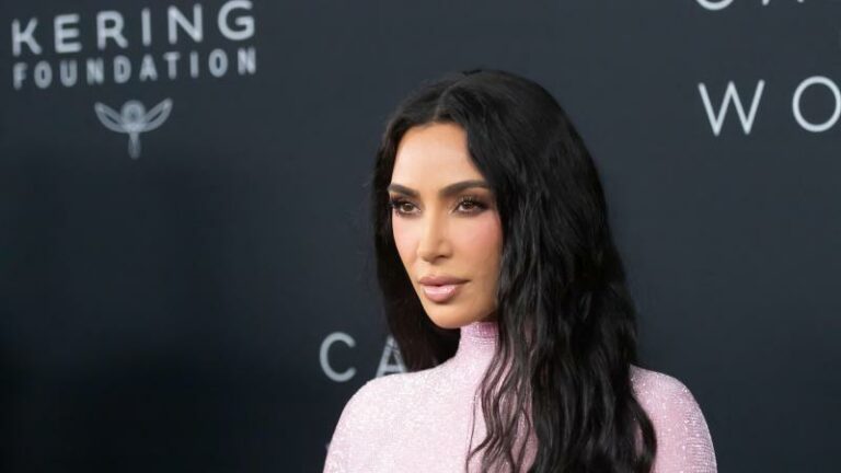 Kim Kardashian onherkenbaar met nieuw gemillimeterd kapsel (foto’s)